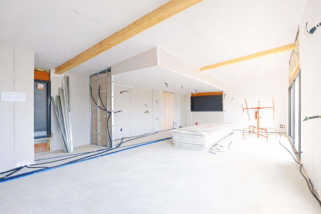 Travaux de plafonnage et finitions murales dans une rénovation durable