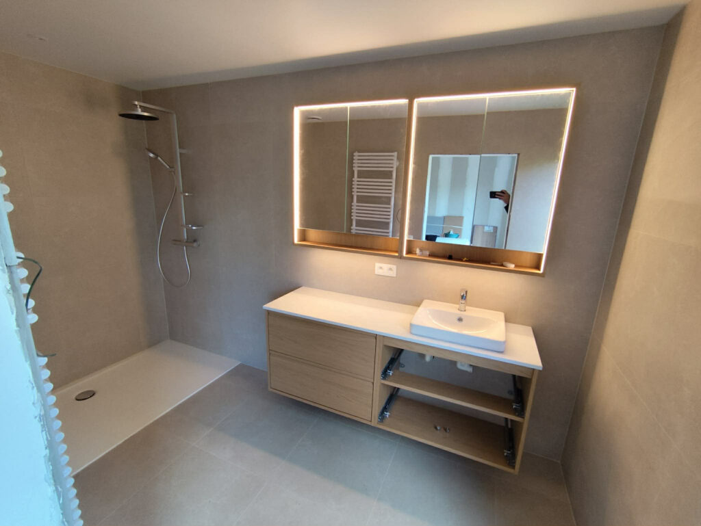 Pose de carrelage dans un projet de rénovation intérieure, salle clé en main